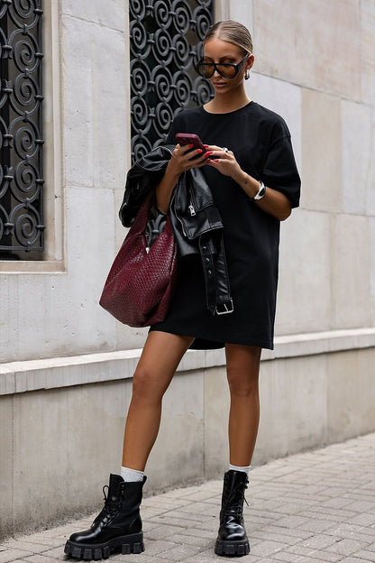 Side view of the IVON oversized cotton dress, featuring its elegant cut and breathable fabric for ultimate comfort and style.