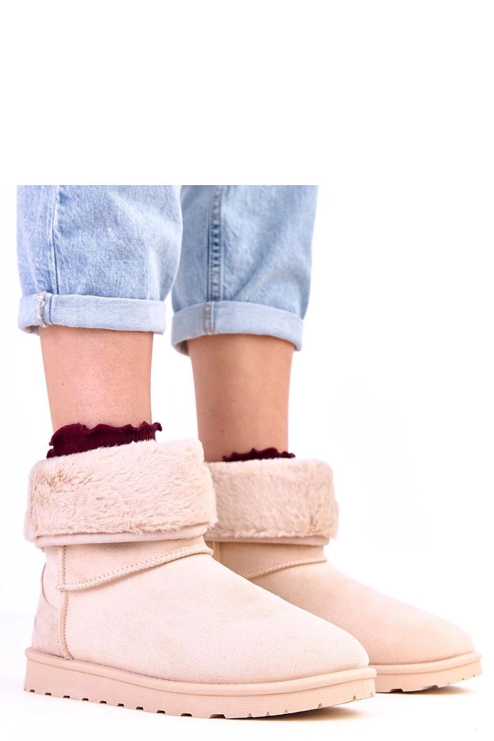 Luxury women's snow boots by Solea featuring a warm fur lining, ankle-high design, and a stylish 2.5 cm platform perfect for winter elegance.