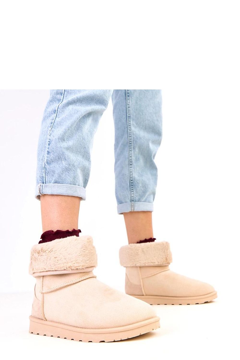 Luxury women's snow boots by Solea in stylish black, featuring a warm fur lining and ankle-high design for winter elegance.