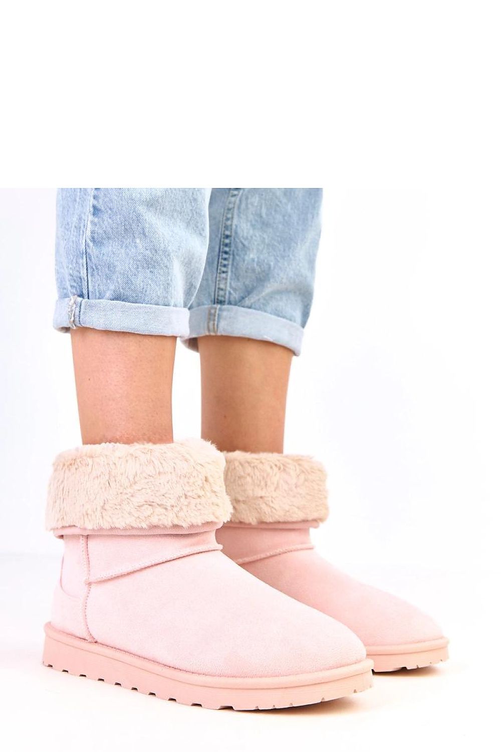 Solea luxury women's snow boots featuring stylish ankle-high design with warm fur lining, suitable for winter adventures.