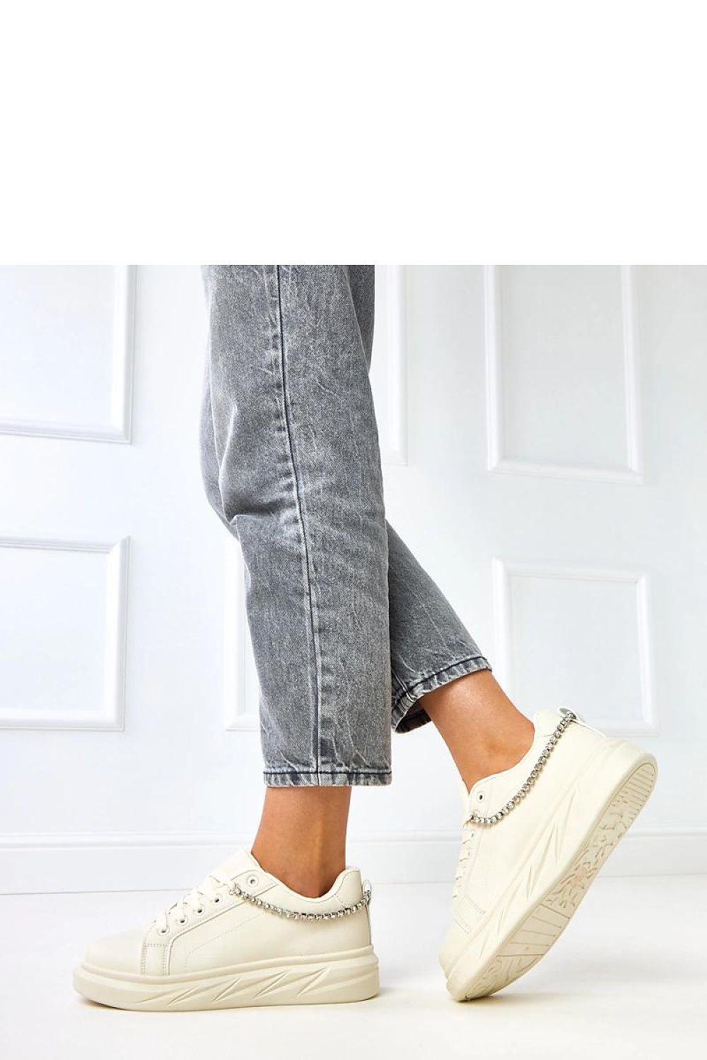 Fashionable Solea women’s sports shoes displayed with a detailed view of the laced closure and platform design, ideal for a chic sporty look.