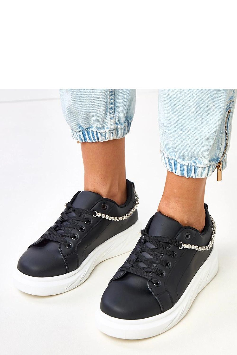 Sophisticated Solea women’s sports shoes with a classic design, embellished with a decorative zircon chain, offering style and comfort with a 4.5 cm lift.