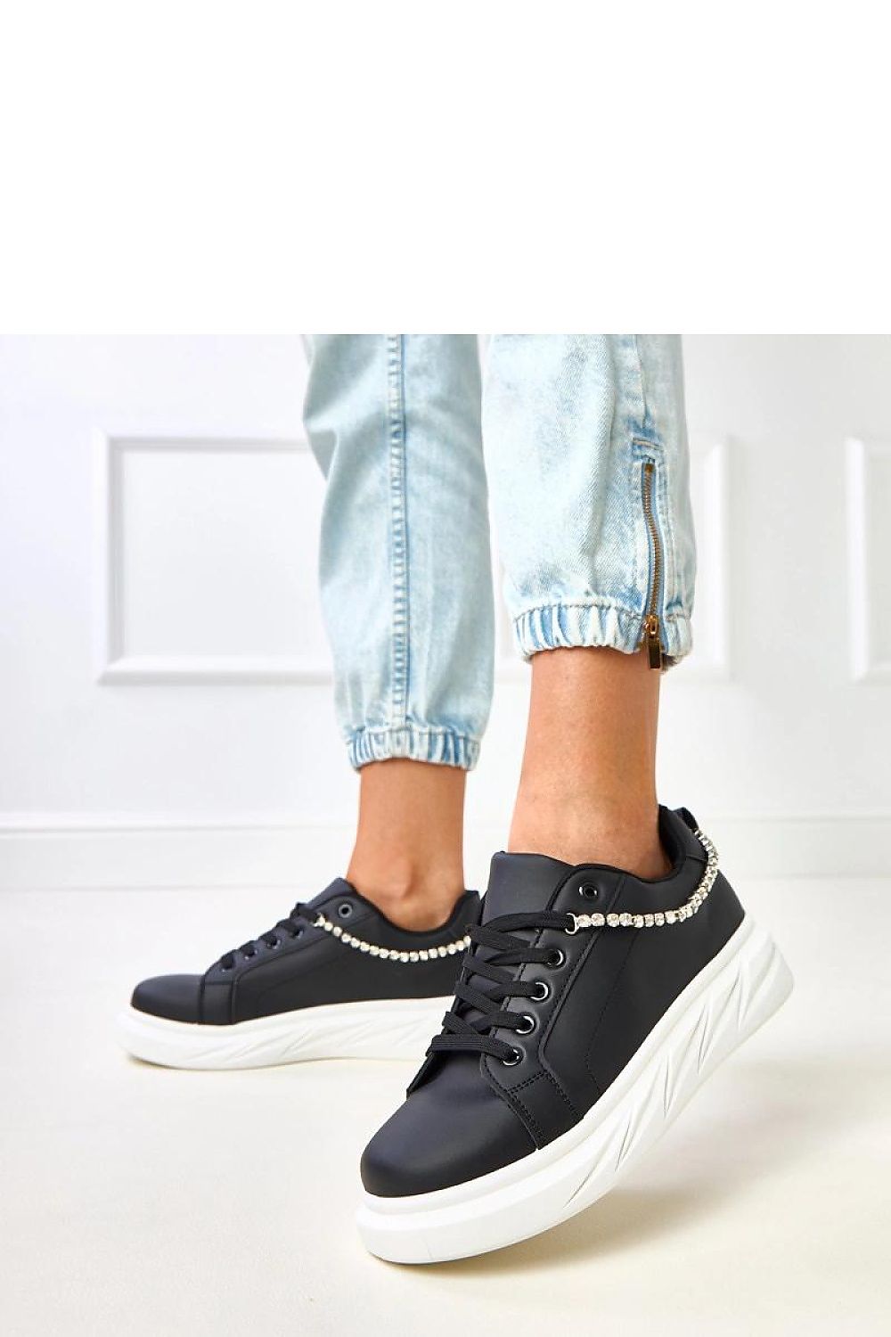 Fashion-forward Solea women’s low-cut sports shoes designed with a decorative zircon chain and a 4.5 cm platform, blending sporty elegance with comfort.