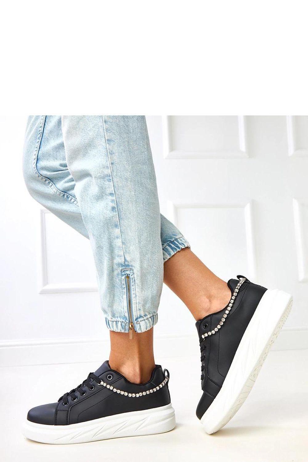 Luxury Solea women’s sporty shoes featuring a beautiful zircon chain detail and a comfortable 4.5 cm platform, designed for fashionable everyday wear.