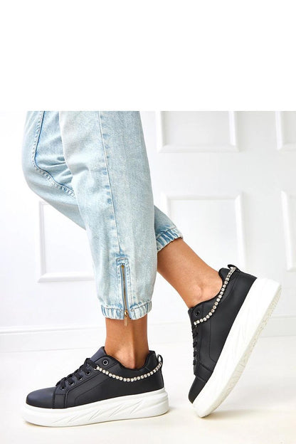 Luxury Solea women’s sporty shoes featuring a beautiful zircon chain detail and a comfortable 4.5 cm platform, designed for fashionable everyday wear.