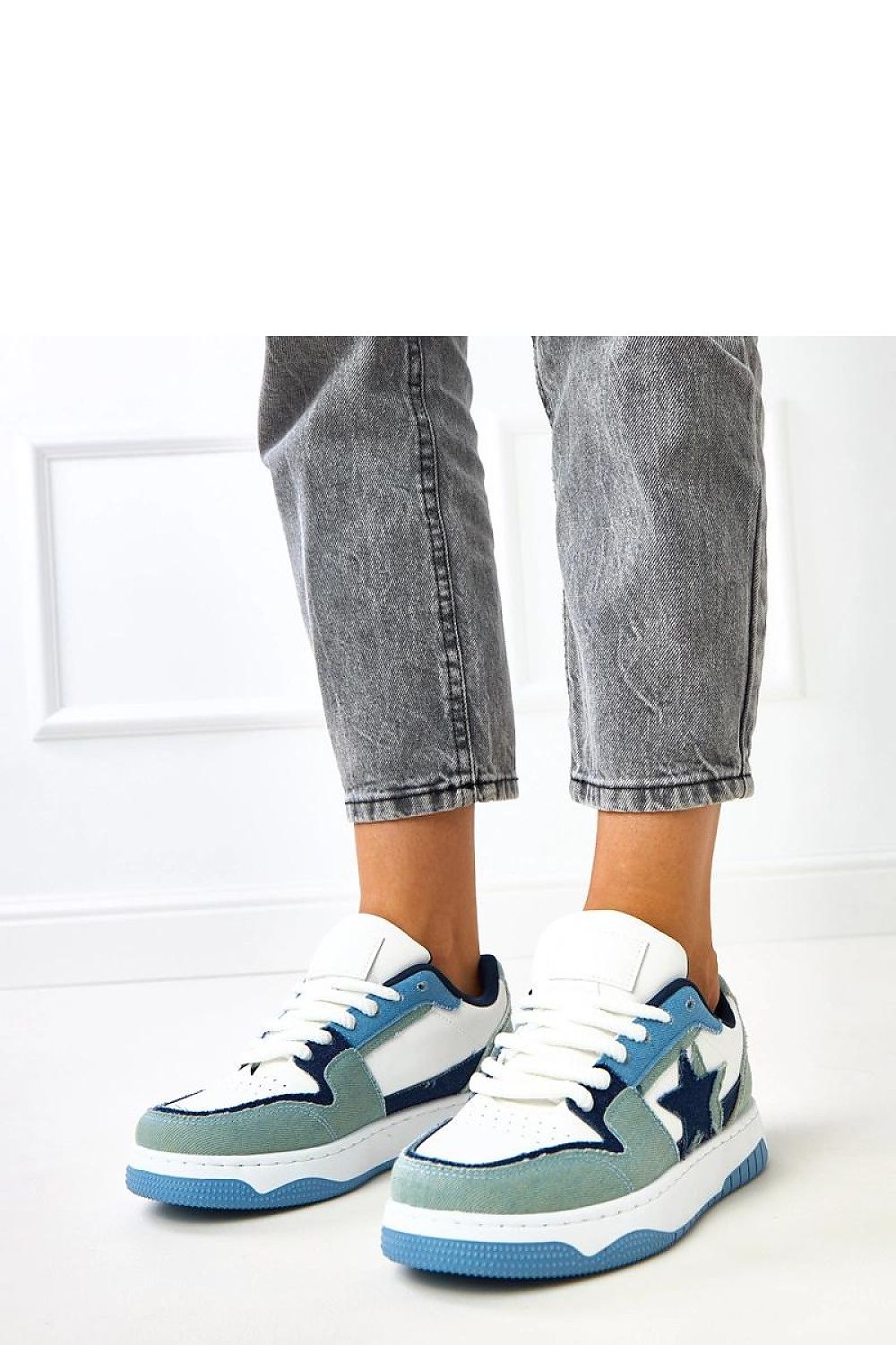 Solea Classic Low-Cut Sports Shoes featuring a luxury design in synthetic leather, showcasing a stylish 3.5 cm platform, perfect for both sporty and casual looks. Available in sizes EU 36-41.