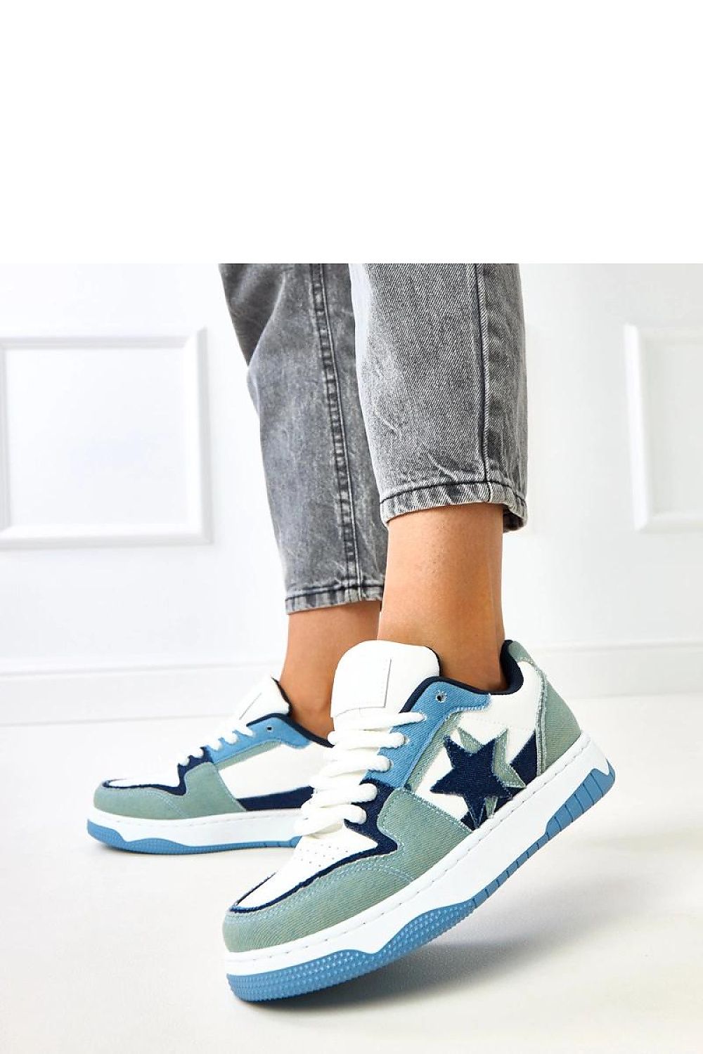 Solea Classic Low-Cut Sports Shoes in elegant synthetic leather, showcasing a modern 3.5 cm platform, perfect for stylish and comfortable everyday wear.