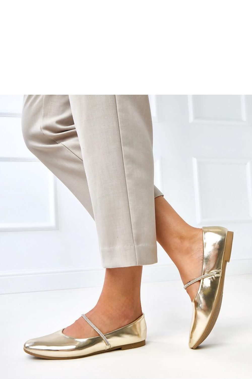 Stylish Solea women's ballet flats with square toe design and stunning zircon detailing, perfect for both casual and elegant occasions.