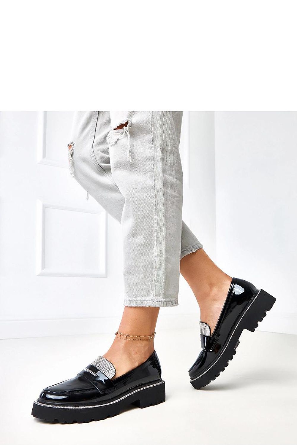 Stylish Solea moccasins with a round toe design and eye-catching zircon details, perfect for both casual and elegant outfits.