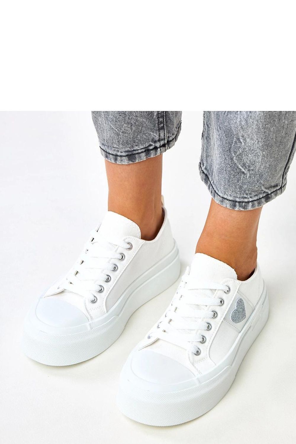 Detail shot of Solea Women's sport shoes showcasing the breathable fabric and 4.5cm platform providing comfort and style.