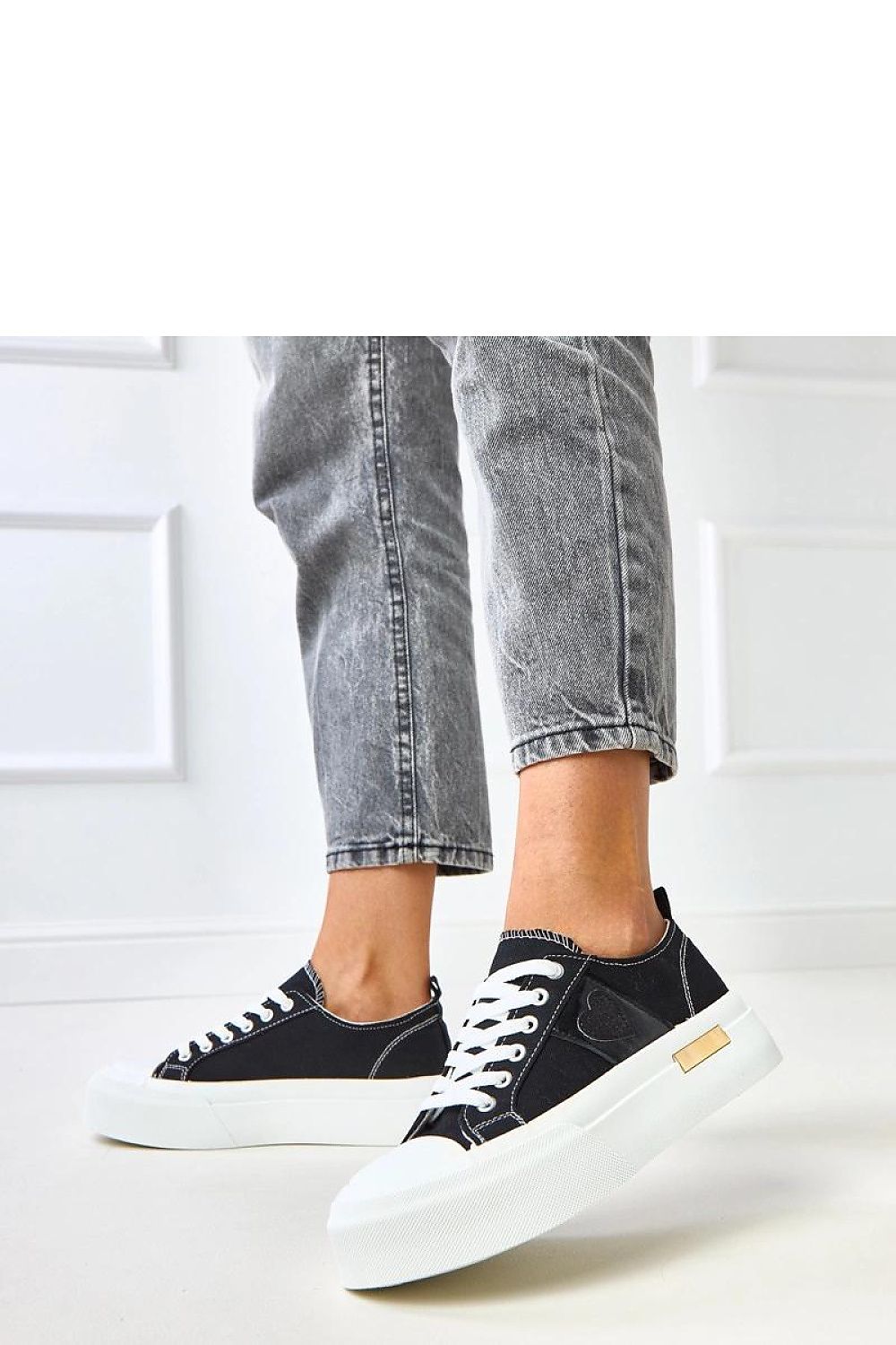 Elegant Solea Women's lightweight sport shoes with a decorative heart print, ideal for casual and sporty outfits.