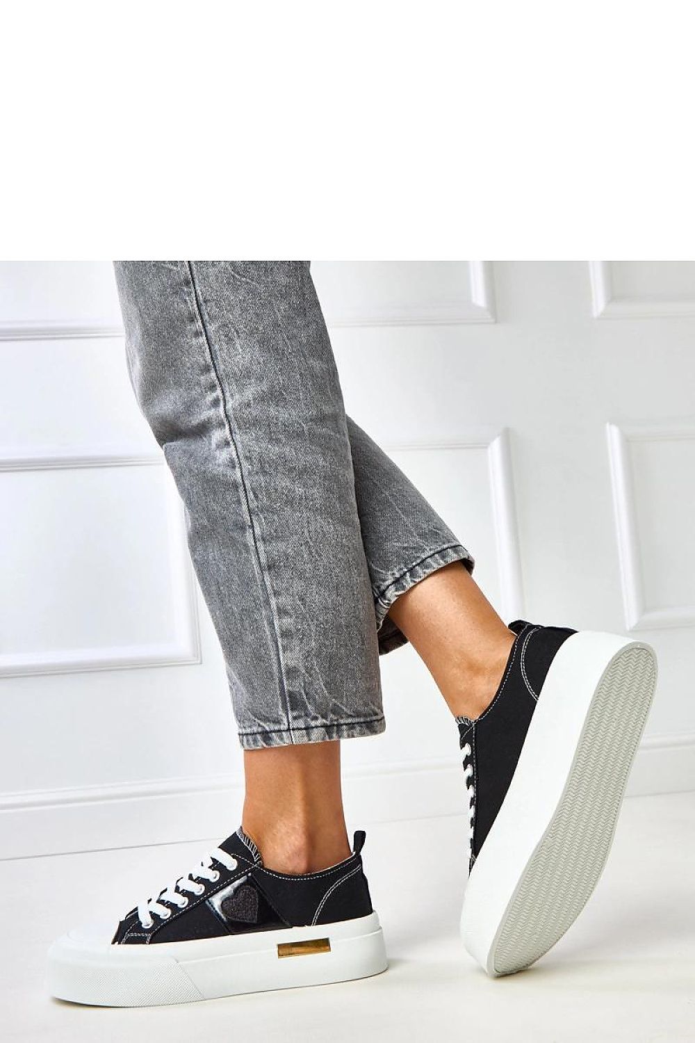 Close-up view of Solea Women's low-cut sport shoes, highlighting the round toe and lace-up closure for a perfect fit.