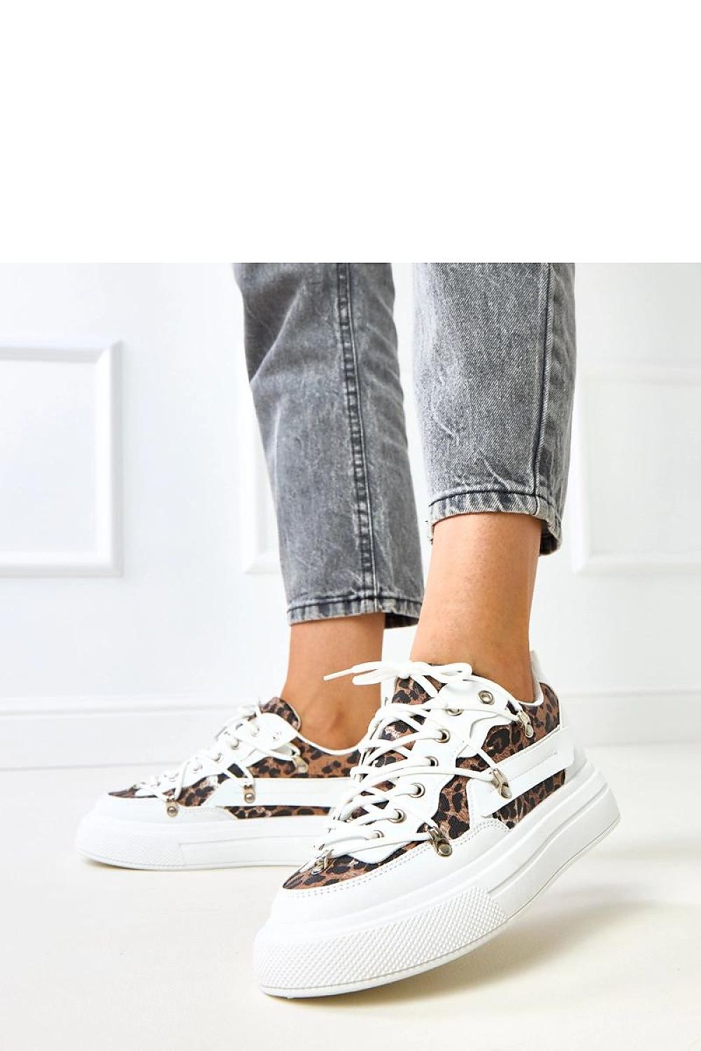 Stylish low-cut Solea sports shoes with sophisticated leopard print accents, designed for modern elegance and comfort.