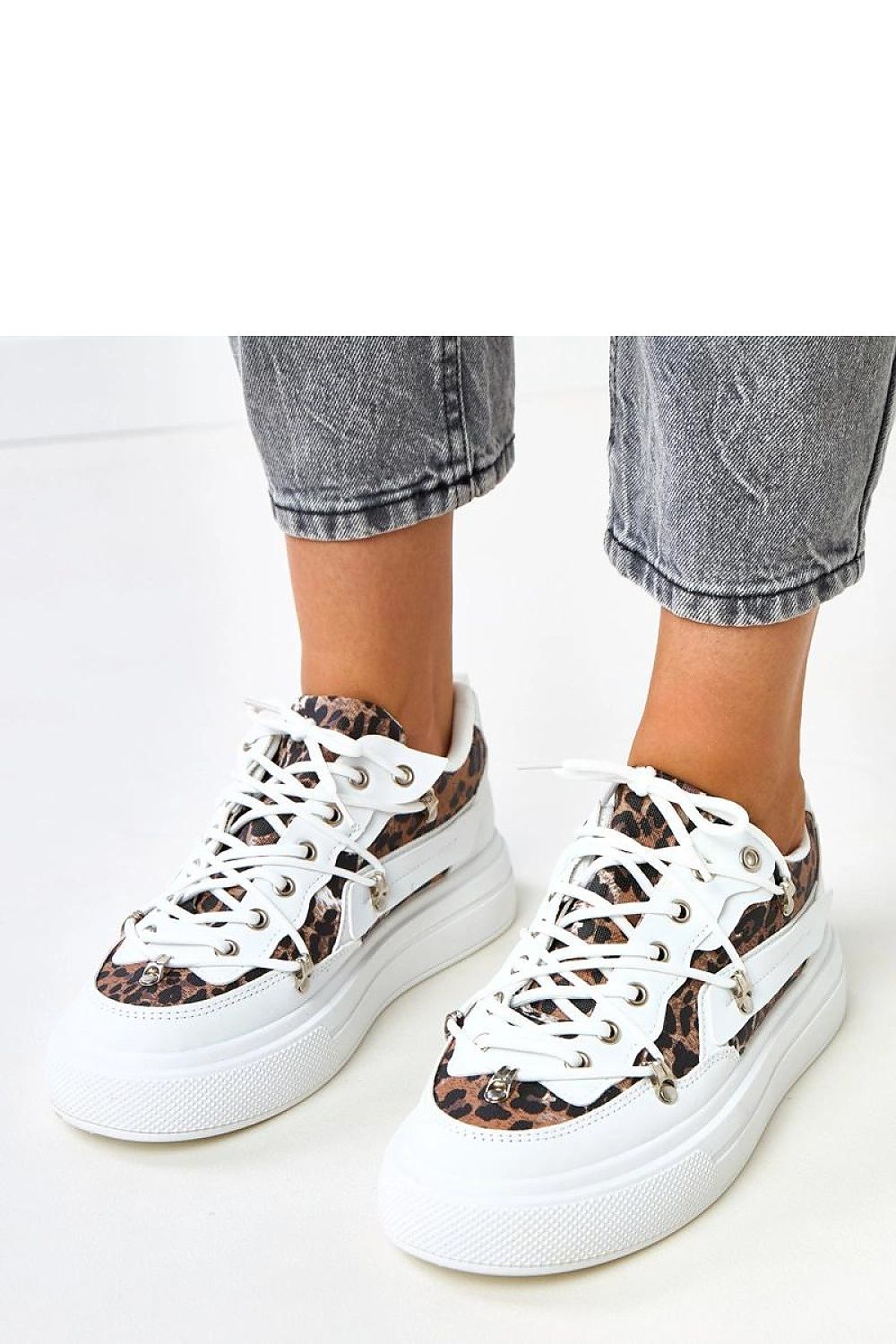 Chic and comfortable Solea sport shoes with a contemporary 4 cm platform and fashionable leopard print, ideal for luxury casual wear.