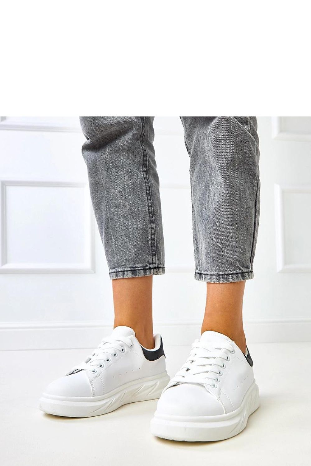 Solea Chic Low-Cut Sports Shoes showcasing elegant design in synthetic leather with a modern platform height of 4.5 cm, perfect for stylish everyday comfort.
