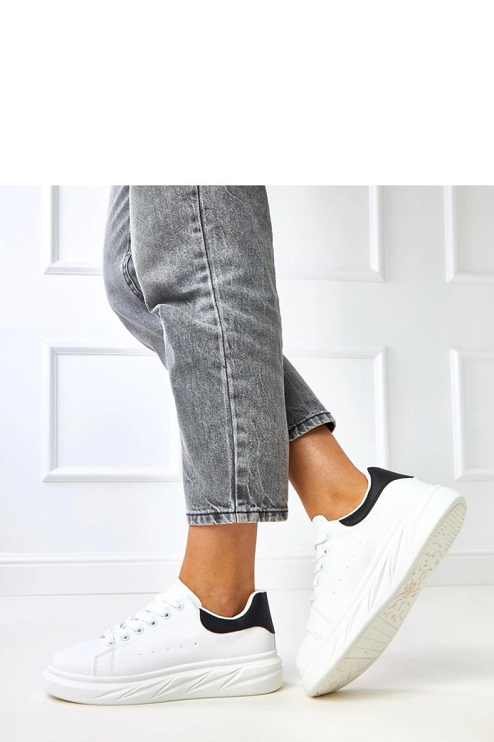 Solea Chic Low-Cut Sports Shoes in various sizes, highlighting the fashionable black insert and the refined look that enhances sporty and casual outfits.