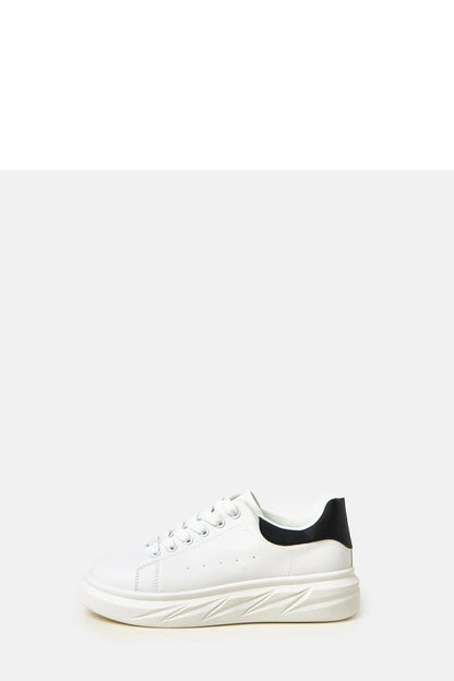 Elegant Solea Chic low-cut sports shoes for everyday comfort, crafted from high-quality synthetic leather, featuring a stylish round toe design and a chic 4.5 cm platform, perfect for sporty and casual outfits.