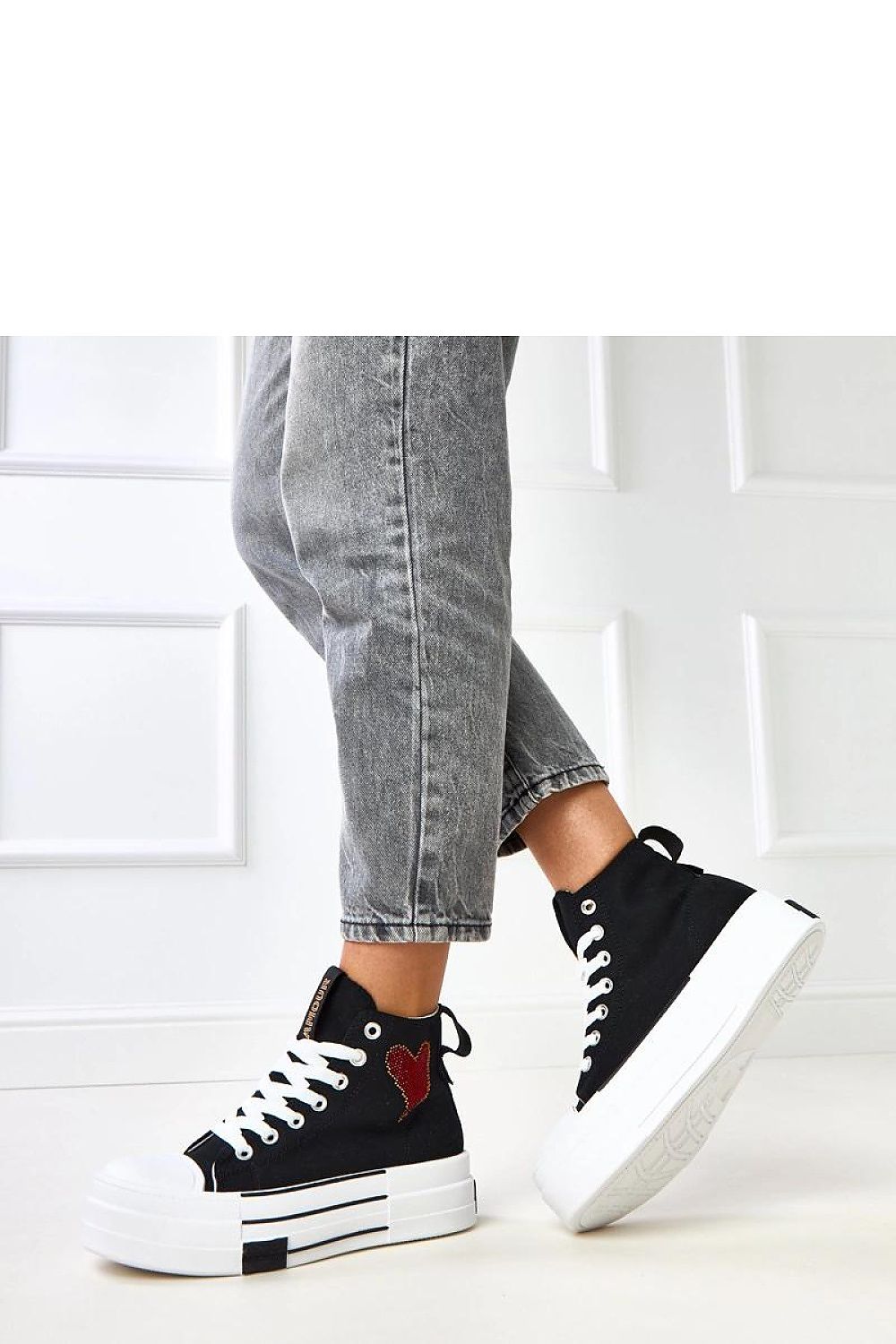 Solea Women's luxurious low-cut sneakers with a trendy heart print, featuring a breathable fabric design and a stylish 4.5 cm platform suitable for sizes EU 36-41.