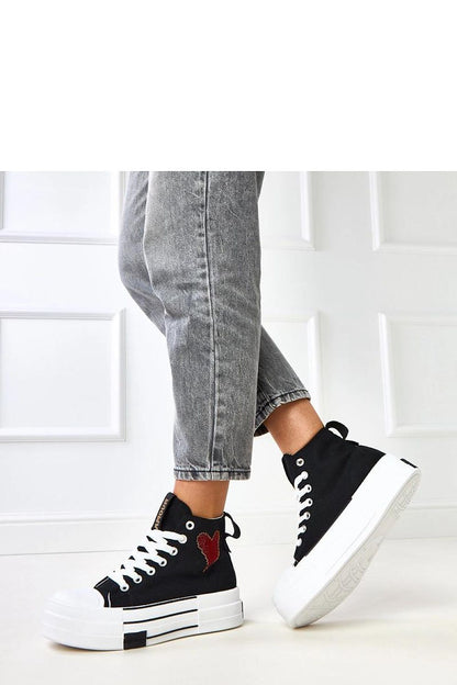 Solea Women's luxurious low-cut sneakers with a trendy heart print, featuring a breathable fabric design and a stylish 4.5 cm platform suitable for sizes EU 36-41.