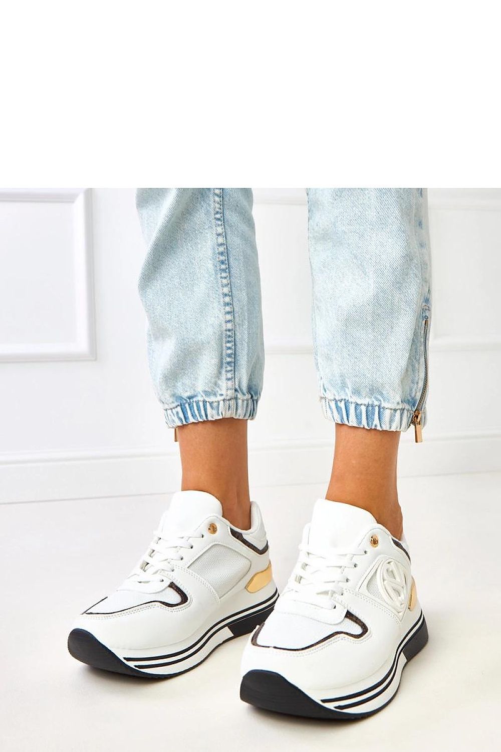 Solea modern low-cut vegan leather sports shoes with a 5 cm platform, elegantly designed for comfort and style, suitable for casual and sporty outfits.