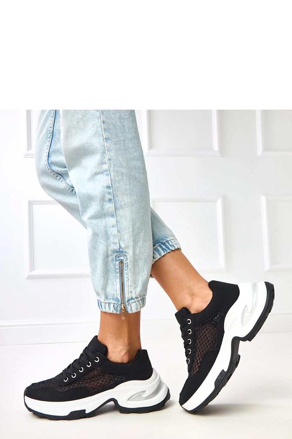 Solea stylish low-cut sports shoes with elegant zircons, showcasing a modern design on a 5.5 cm platform, perfect for luxurious everyday comfort.