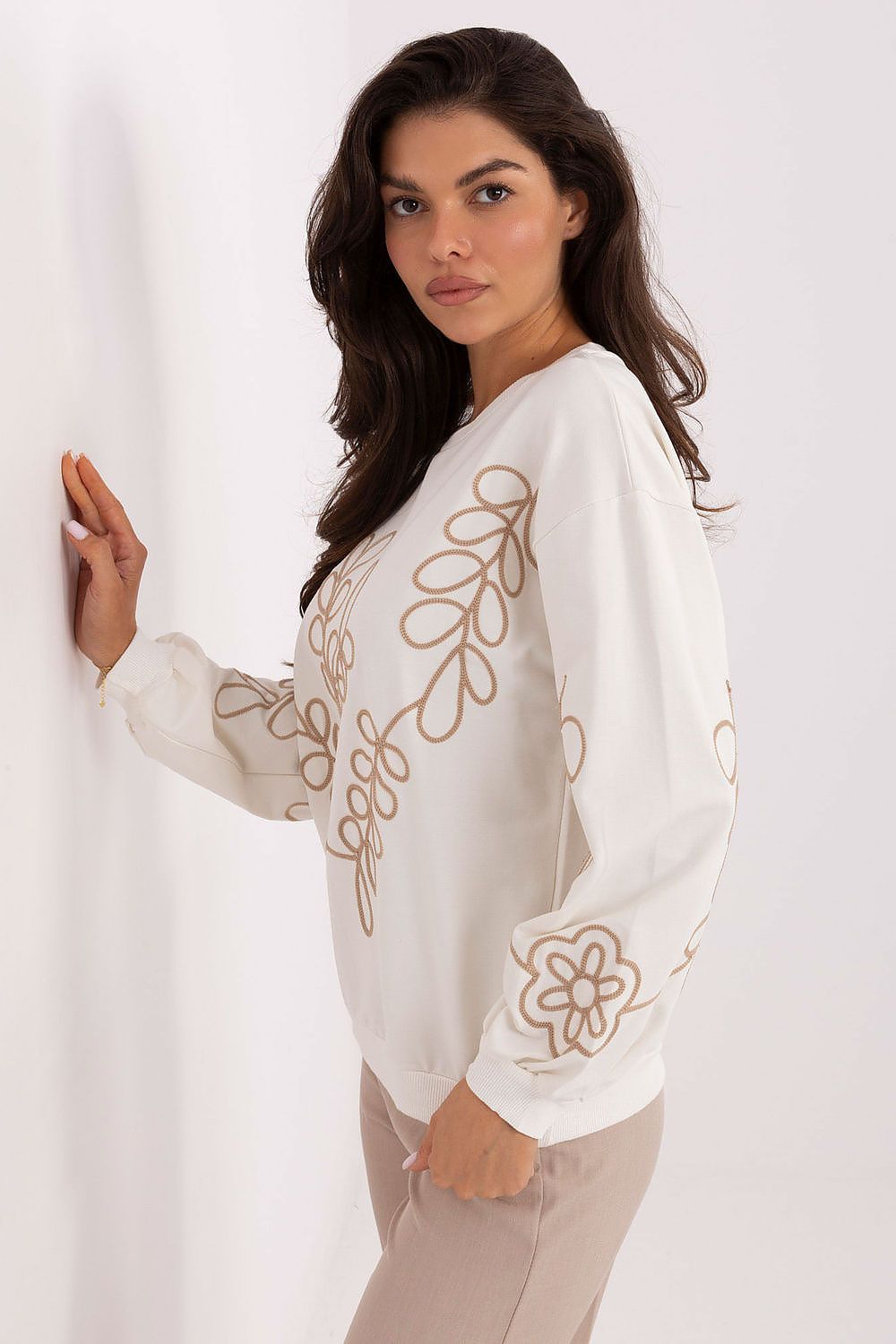 Relevance women's sweatshirt with long sleeves, round neckline, and elegant embroidery, ideal for both work and leisure occasions.