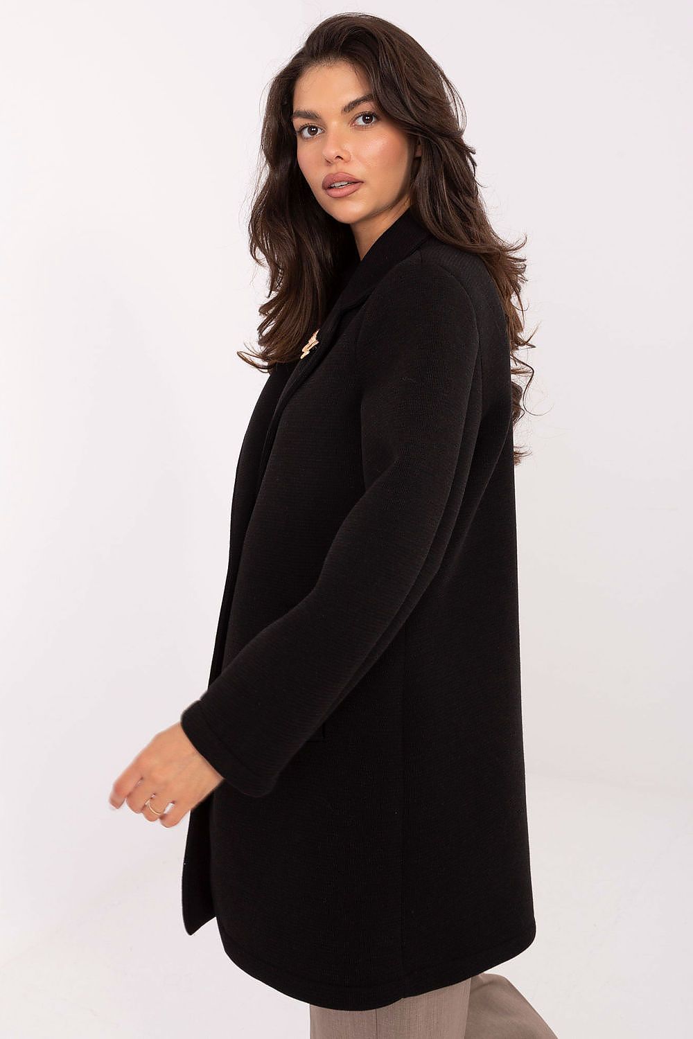 Elegant Rue Paris women's coat in lightweight foam fabric, showcasing a sophisticated design with a decorative brooch, perfect for autumn-winter style.