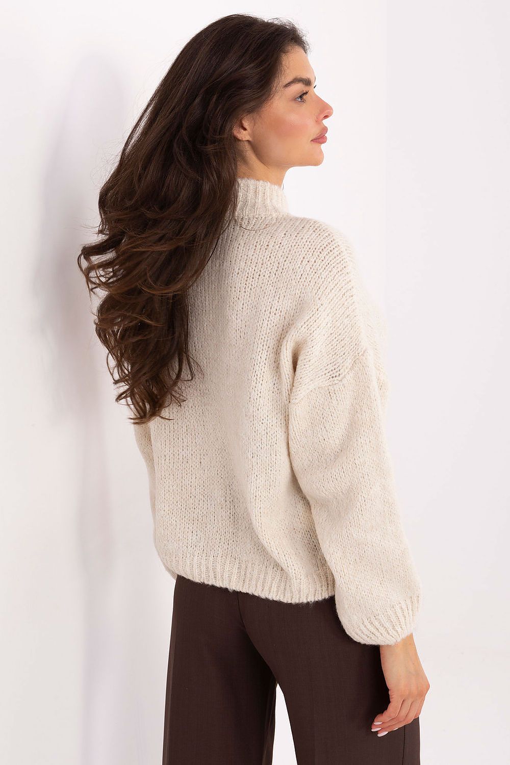 Classic Italy Moda women's sweater with long sleeves, offering a timeless silhouette ideal for various outfits.