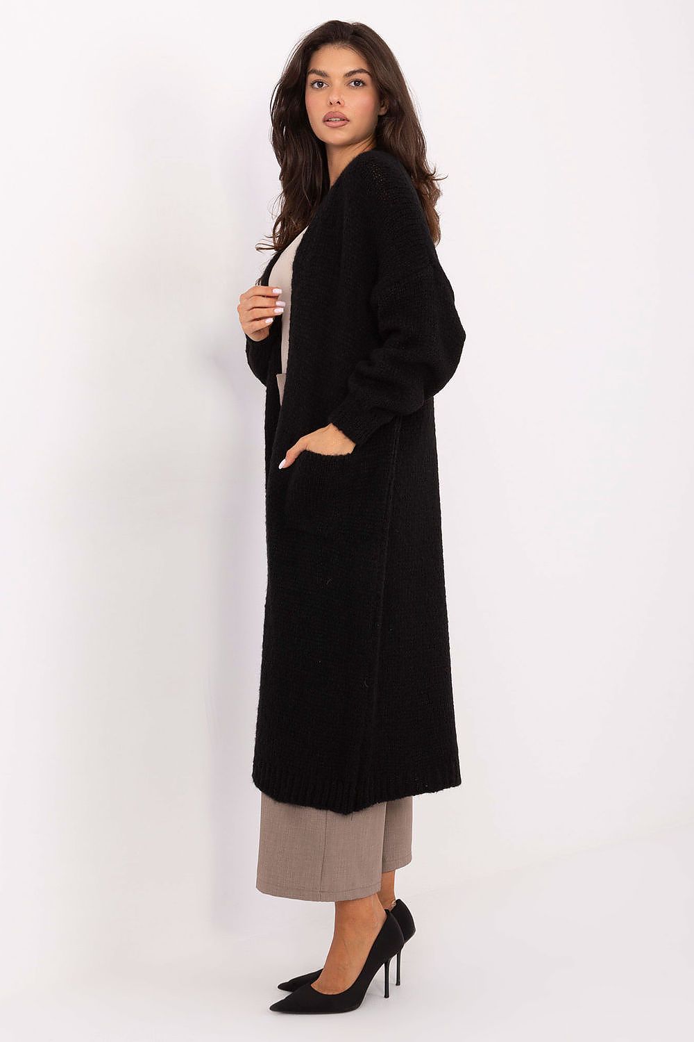 Sophisticated knee-length cardigan for women by Italy Moda, blending elegance and functionality with its smooth texture and refined silhouette.