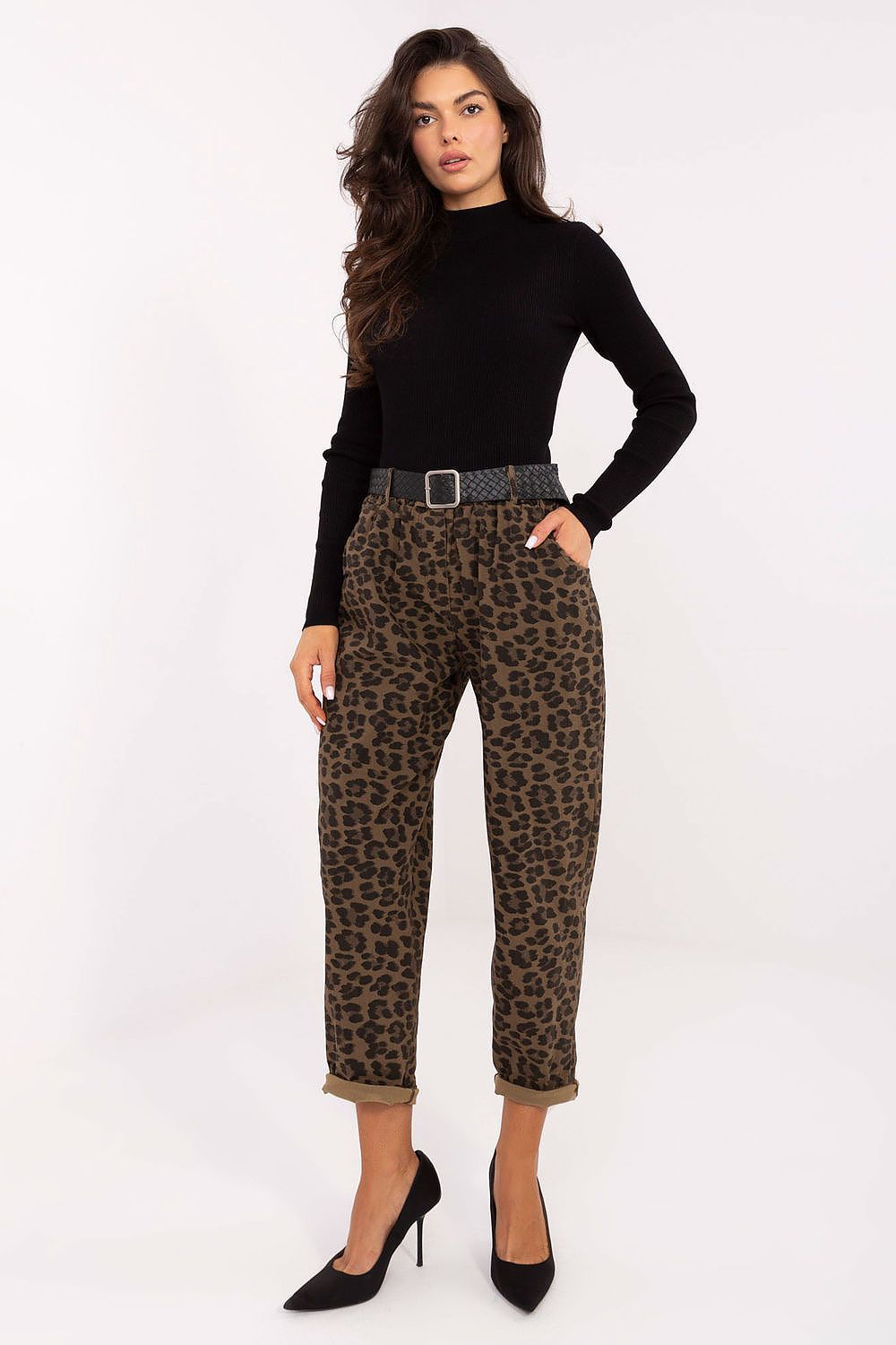 High-waisted women's trousers by Italy Moda displayed elegantly, featuring a modern look with tapered legs and a chic animal pattern.