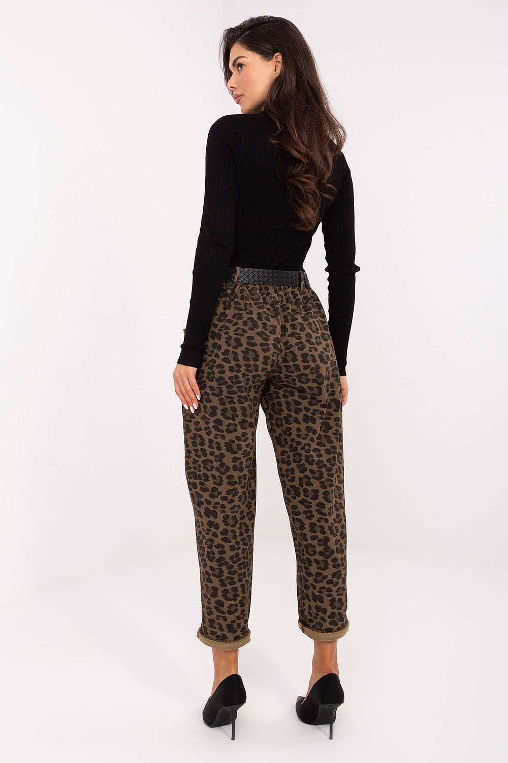 Close-up detail of Italy Moda high-waisted trousers showcasing the elastic waistband and trendy animal print design suited for elegant casual outfits.