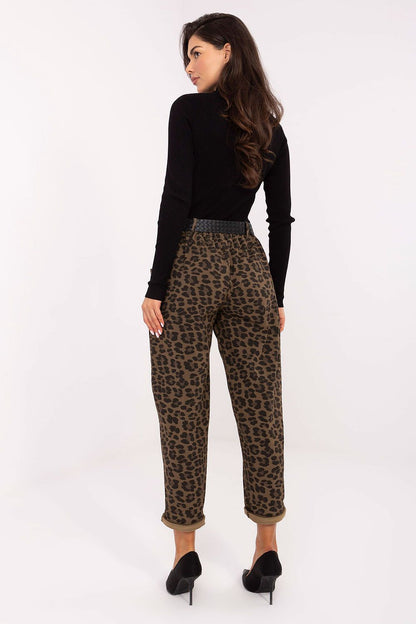 Close-up detail of Italy Moda high-waisted trousers showcasing the elastic waistband and trendy animal print design suited for elegant casual outfits.