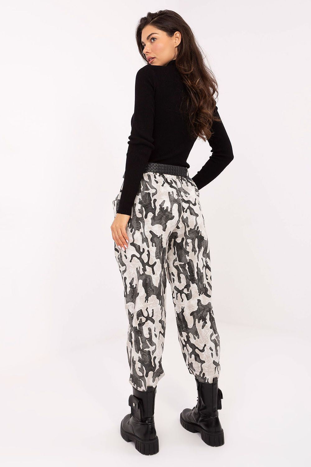 Stylish high-waisted trousers from Italy Moda with an elegant animal print, showcasing modern design and comfort for women's casual fashion.