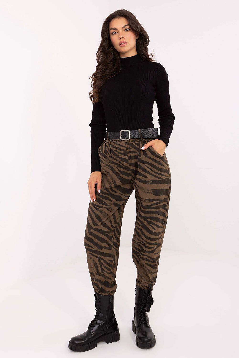 Luxurious women's casual trousers by Italy Moda, featuring an elastic waistband and a fashionable animal pattern for comfort and style.
