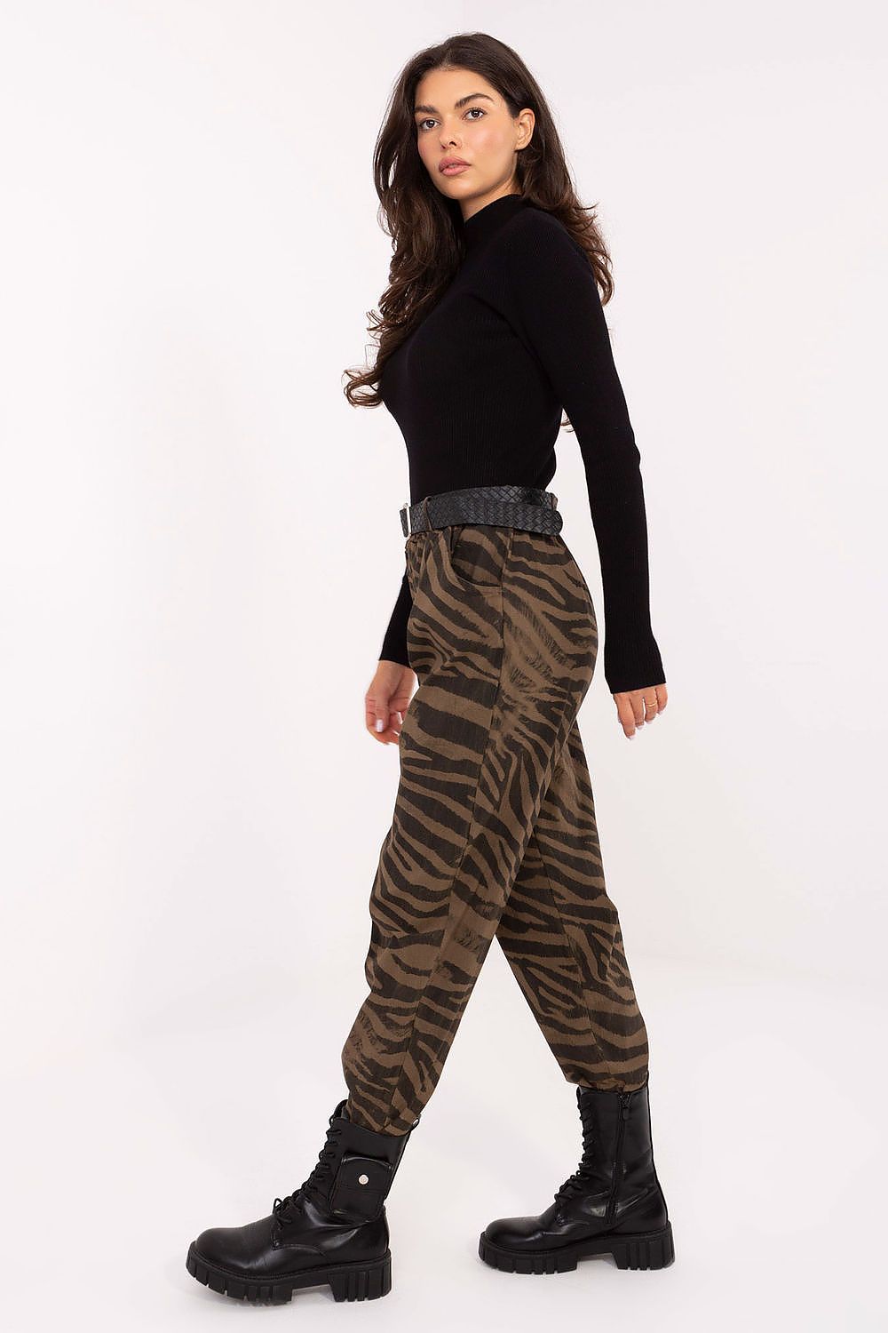 Sophisticated tapered leg casual trousers for women from Italy Moda, highlighted by a chic animal motif and comfortable elastic waistband.
