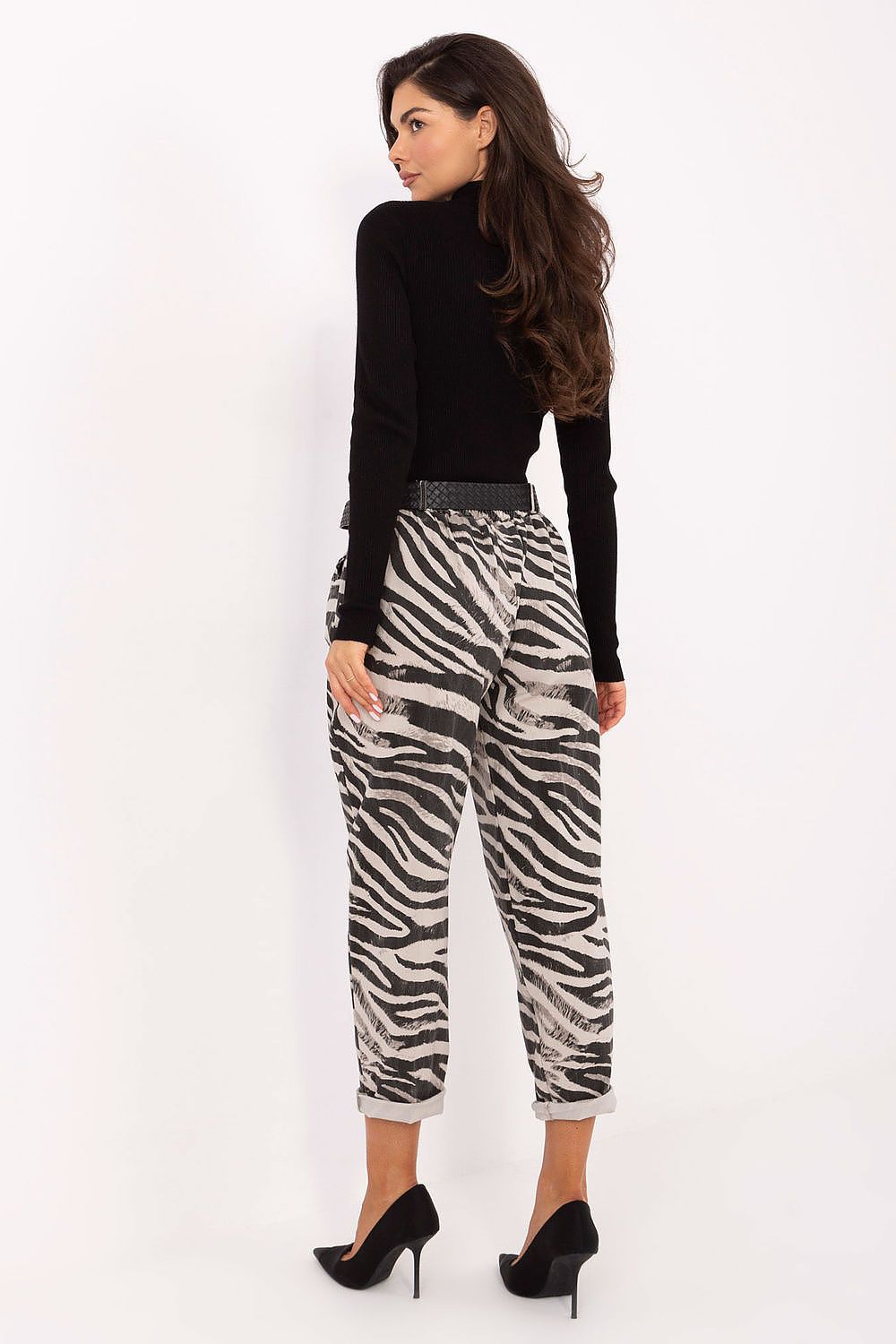 Close-up of the unique animal print on Italy Moda's high-waisted women's trousers, perfect for chic everyday elegance.