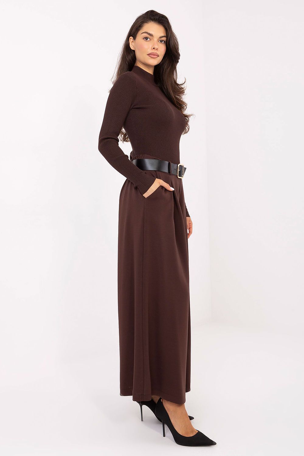 Close-up of Italy Moda's elegant women's palazzo pants, featuring a high waist, decorative pleats, and practical pockets, perfect for sophisticated everyday wear.