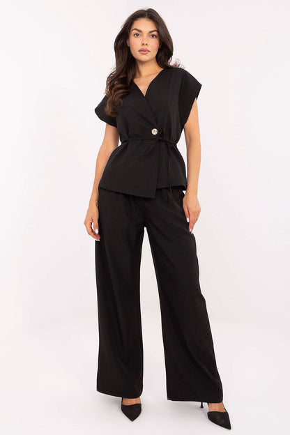 Close-up of the Italy Moda women's vest, featuring a stylish buttoned design and envelope sleeves, perfect for modern elegance.