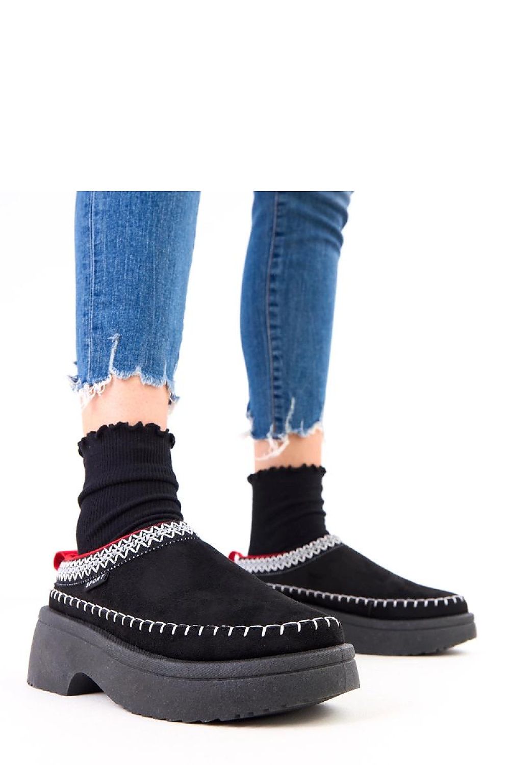 Close-up of comfortable Solea slip-on slippers featuring eco-friendly suede and beautiful embroidery, perfect for stylish everyday wear.