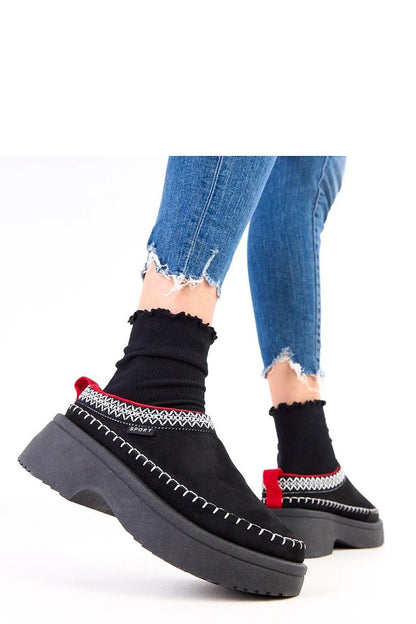 Chic Solea women's slip-on slippers on a soft surface, emphasizing the 5.5 cm platform and round toe for an elevated silhouette.