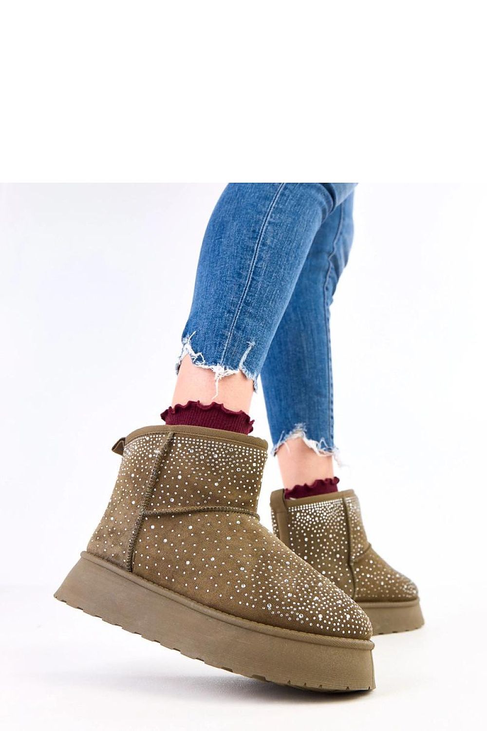 Close-up of Solea's luxurious fur-lined snow boots featuring dazzling zircon details, designed for comfort and style in winter.