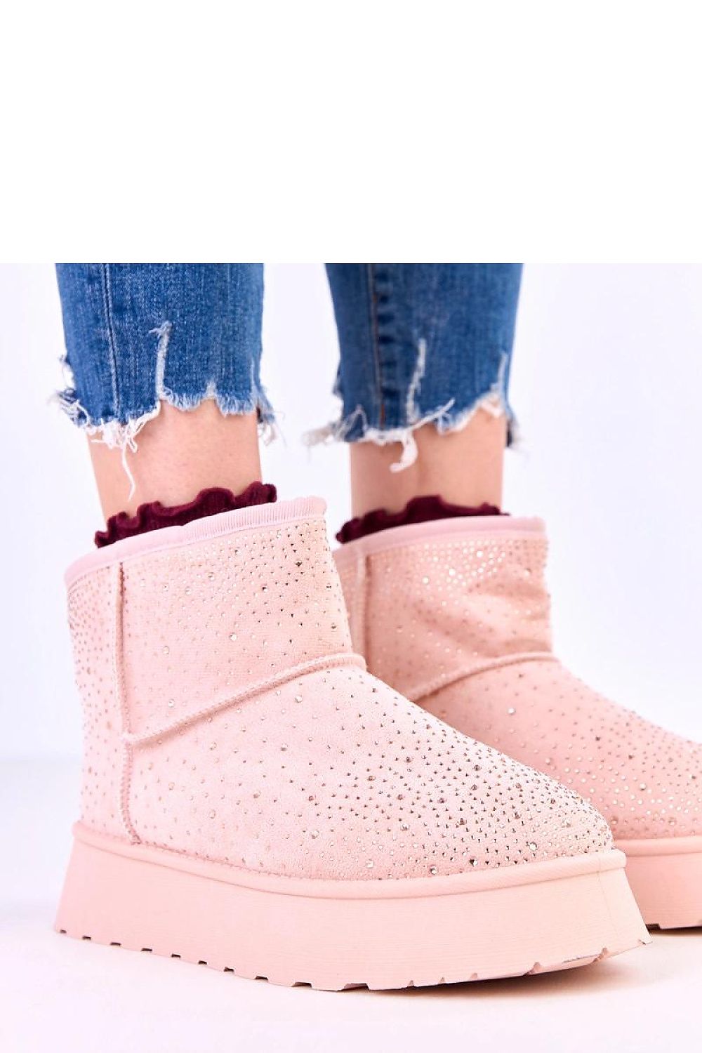 Chic and stylish Solea snow boots for women, featuring a fur lining and decorative zircons for an eye-catching winter look.