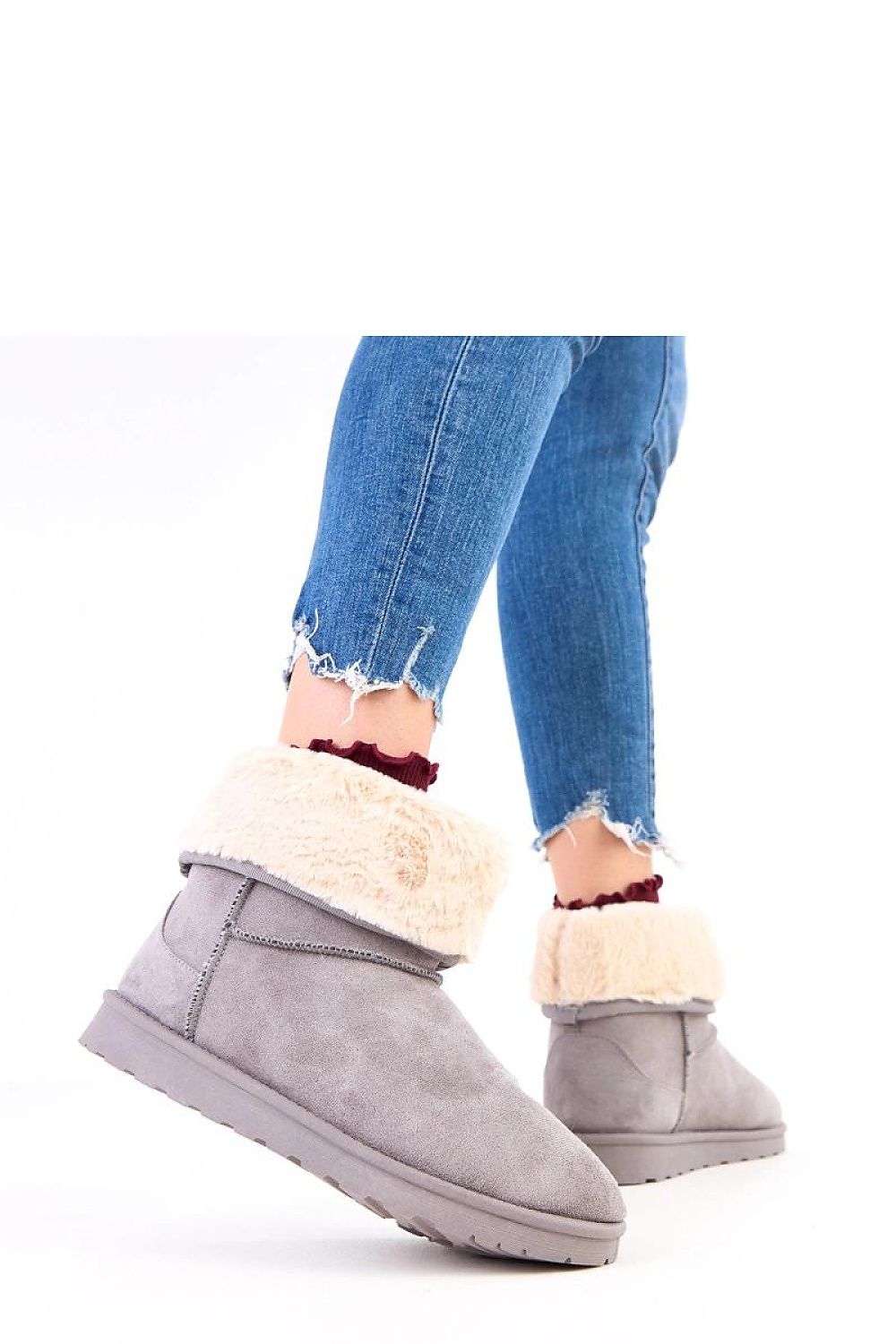 Chic ankle-high Solea snow boots, beautifully designed with soft fur lining for ultimate comfort during winter outings.