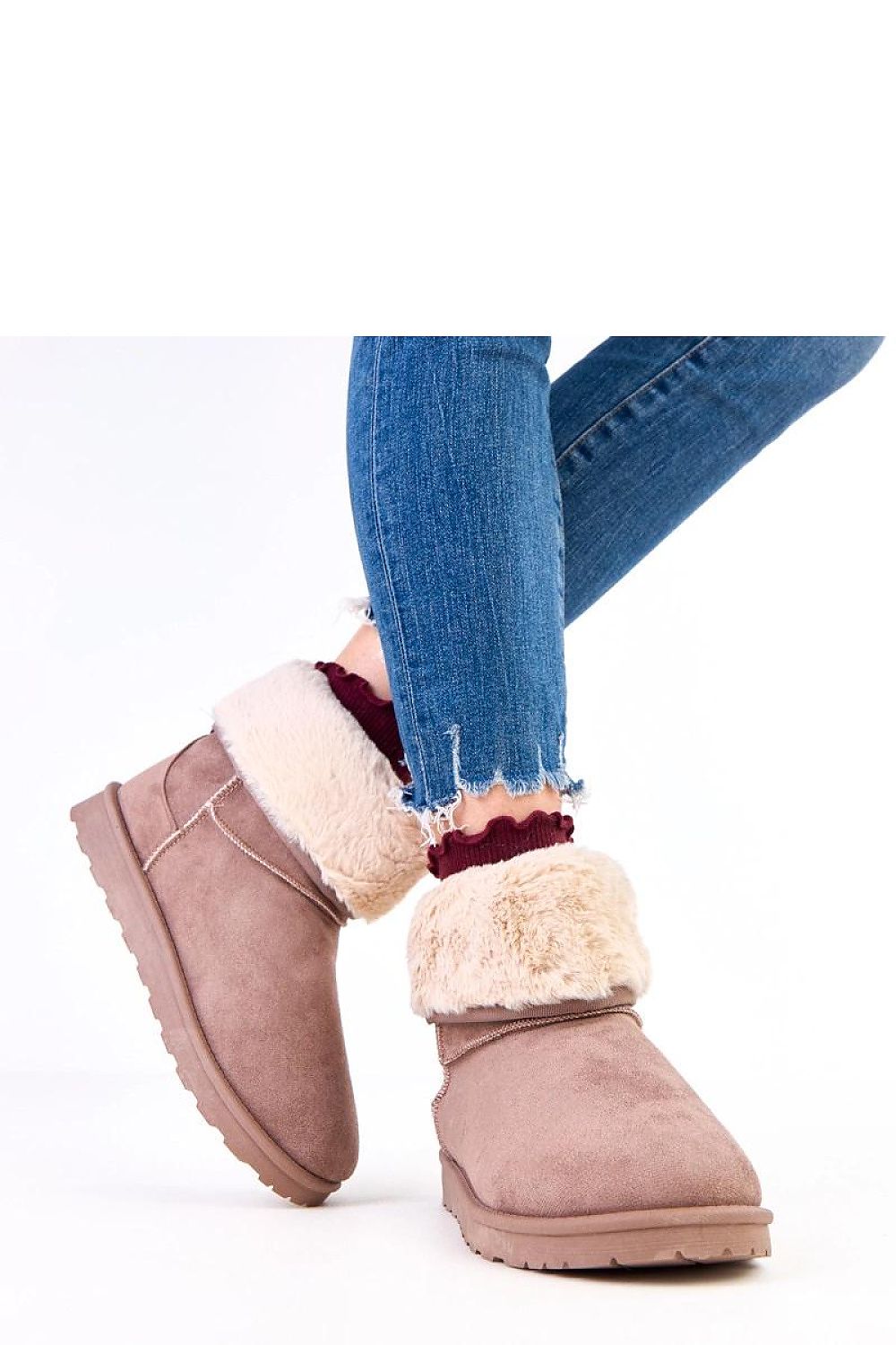 Stylish ankle-high snow boots by Solea, featuring soft fur lining and a durable construction for added comfort.