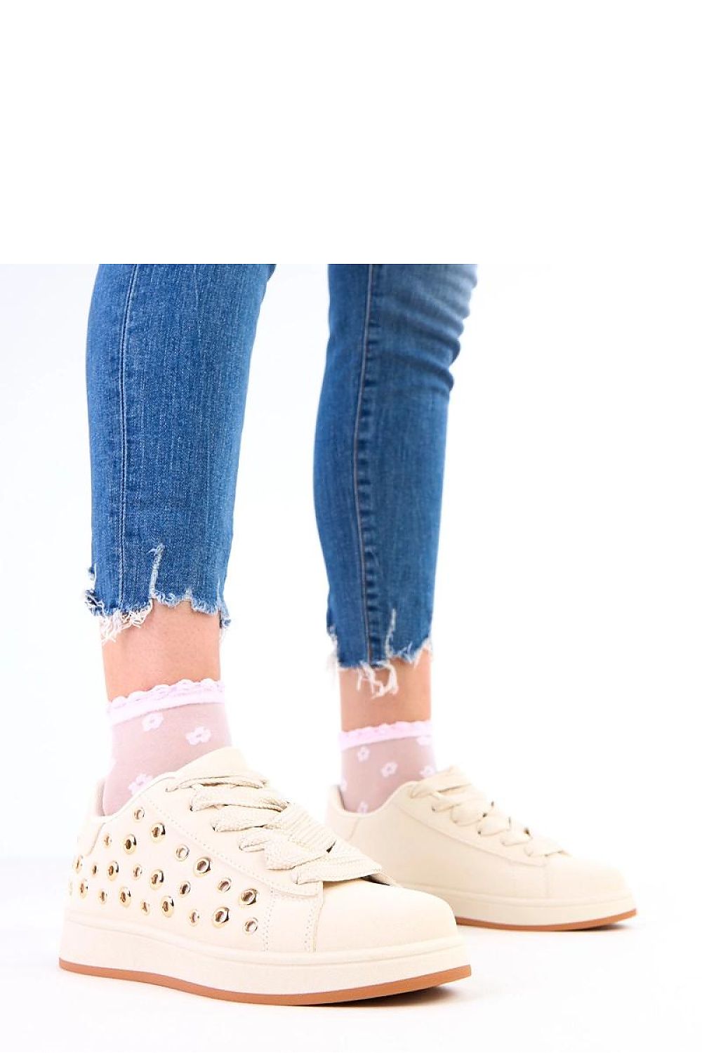 Stylish Solea women's sports shoes showcasing a low silhouette and round toe, perfect for urban everyday outfits, made from high-quality imitation leather suede.