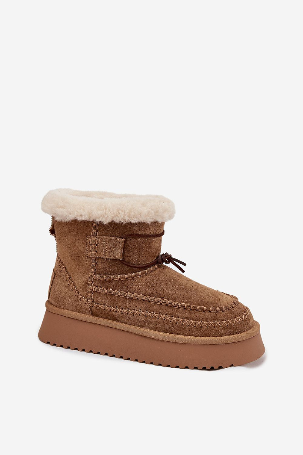 Stylish winter look with Step in Style luxury snow boots crafted from natural suede, featuring a stable 3.5 cm platform for added comfort.