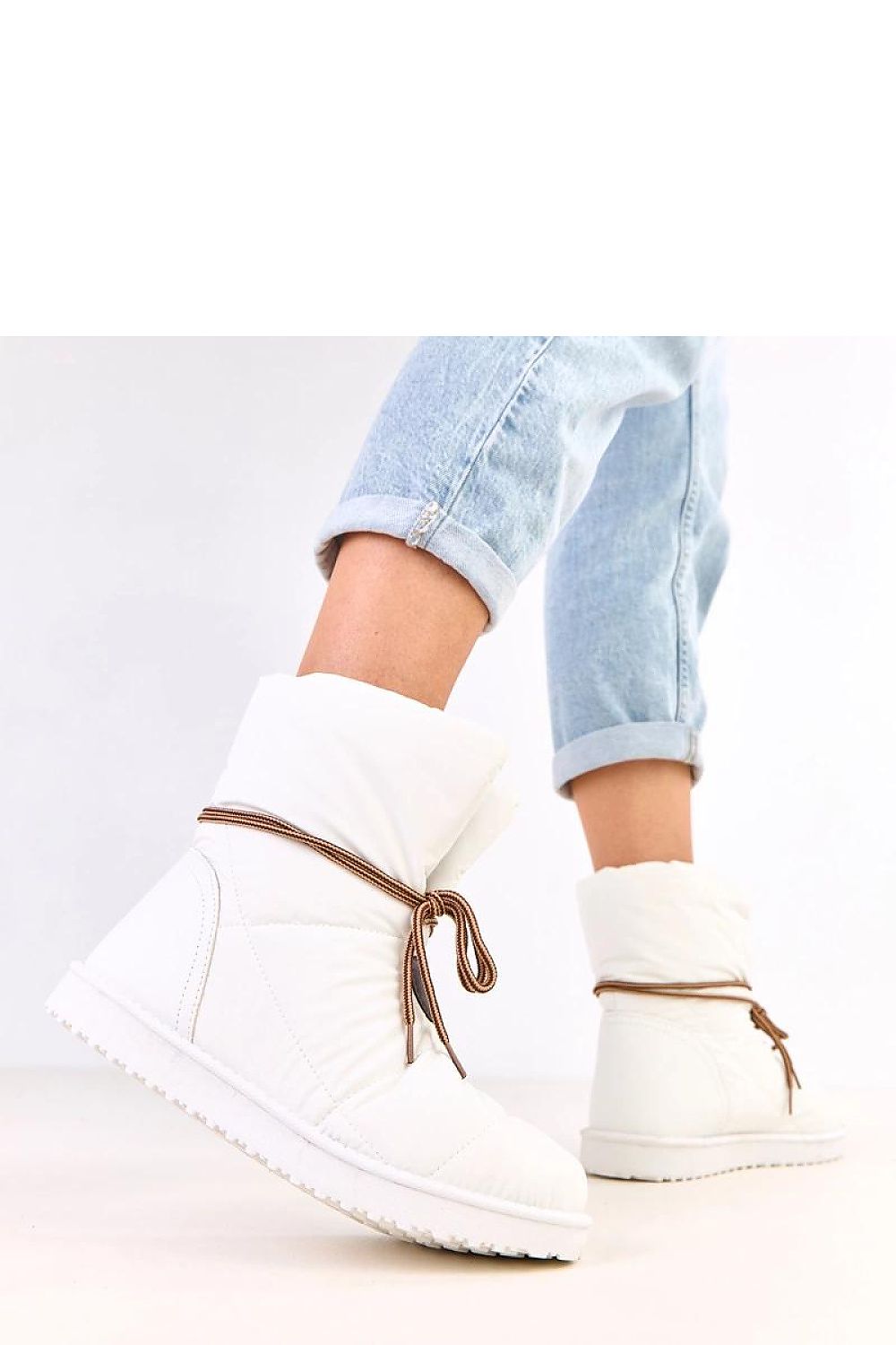 Elegant Solea women's snow boots with soft insulation and low height, perfect for fashionable winter outings.