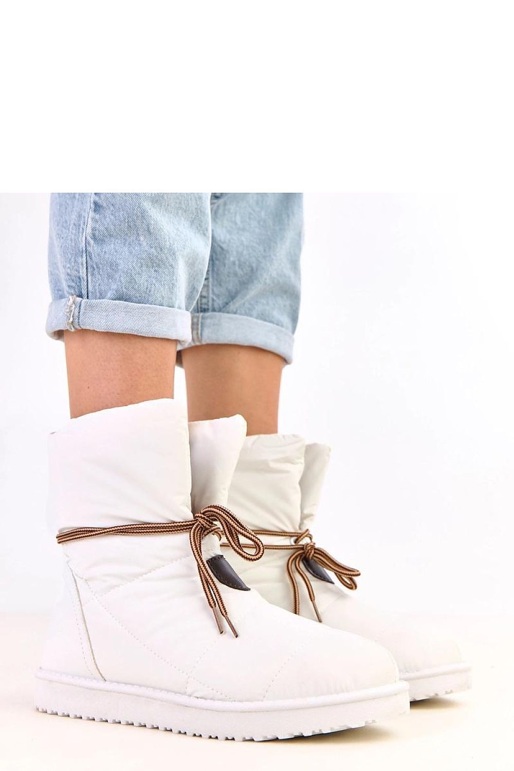 Stylish Solea women's snow boots with a stylish round toe and decorative laces, ideal for cold weather.