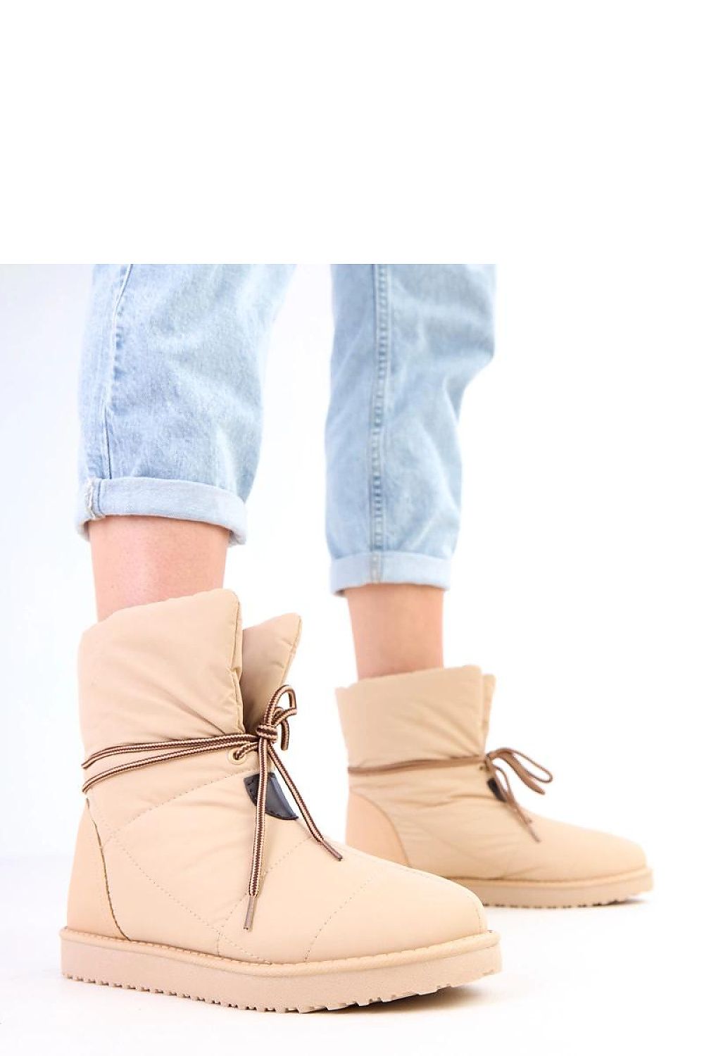 Comfortable Solea women's snow boots showcasing a durable fabric construction and 2.5 cm insulation sole.