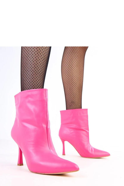 Solea ankle boots in eco-friendly lacquered leather, designed for comfort with a stylish slip-on construction.